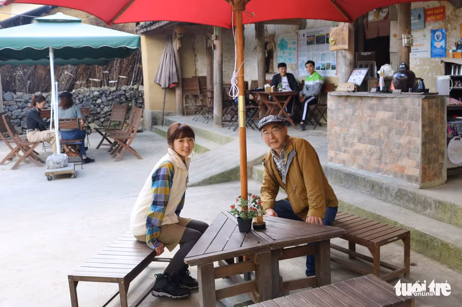 Ông Yasushi Ogura và nữ du khách Nhật tại quán cà phê Cực Bắc mà ông đã giúp đỡ một gia đình người Lô Lô xây dựng tại ngôi nhà trình tường của gia đình - Ảnh do nhân vật cung cấp