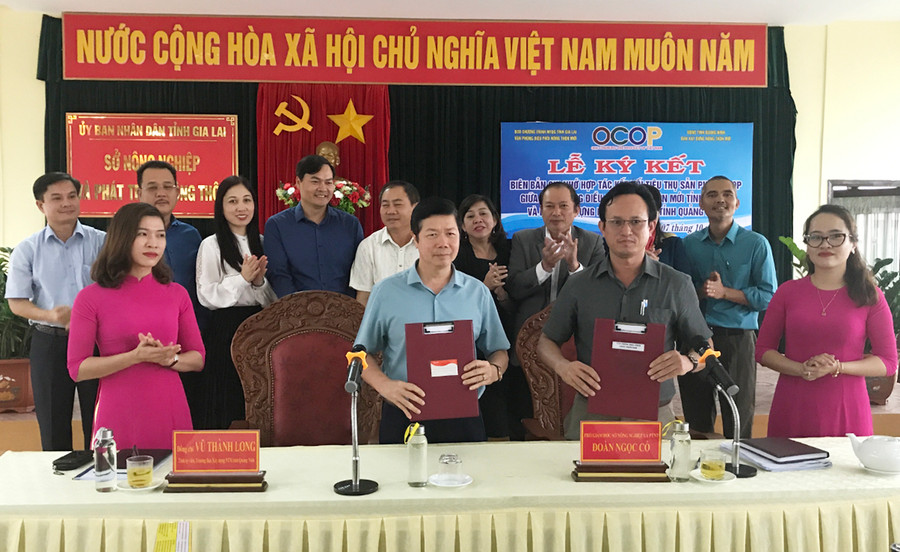Lãnh đạo Sở Nông nghiệp và PTNT Gia Lai và Lãnh đạo Ban Xây dựng NTM Quảng Ninh ký kết bien bản ghi nhớ. Ảnh: Nguyễn Diệp