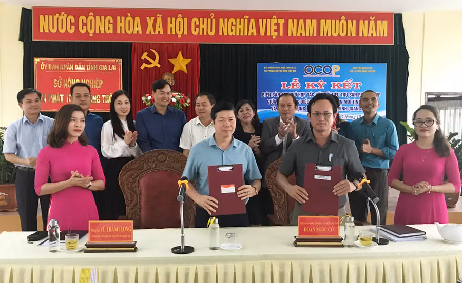 Lãnh đạo Sở Nông nghiệp và PTNT Gia Lai và Lãnh đạo Ban Xây dựng NTM Quảng Ninh ký kết bien bản ghi nhớ. Ảnh: Nguyễn Diệp