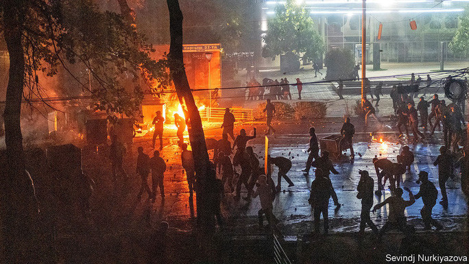 Người biểu tình xuống đường ở thủ đô Bishkek. Ảnh: Sevindj Nurkiyazova Người biểu tình xuống đường ở thủ đô Bishkek. Ảnh: Sevindj Nurkiyazova