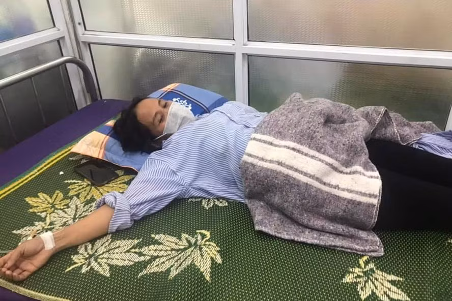  Bà Nguyễn Thị Diêu là một trong 4 người ăn nhầm nấm độc phải nhập viện cấp cứu. Ảnh: HV.