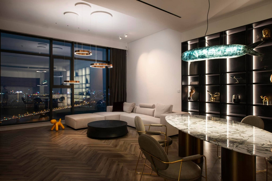 Chị Hà Linh thay đèn trang trí ở bàn ăn bằng đèn làm của nghệ sĩ đèn để cân bằng lại phong cách tối giản - có phần hơi lạnh của căn nhà.