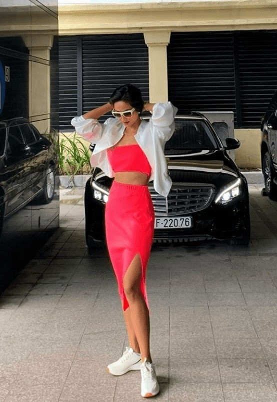  Hoa hậu H'hen Niê tạo dáng bên xế hộp. Ảnh: Chụp màn hình