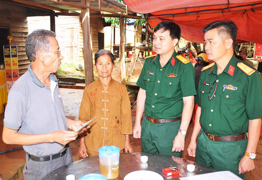 Đoàn công tác của Binh đoàn 15 trao tiền hỗ trợ cho gia đình anh Trường. Ảnh: Nguyễn Ngọc Sơn  Ảnh: Nguyễn Ngọc Sơn