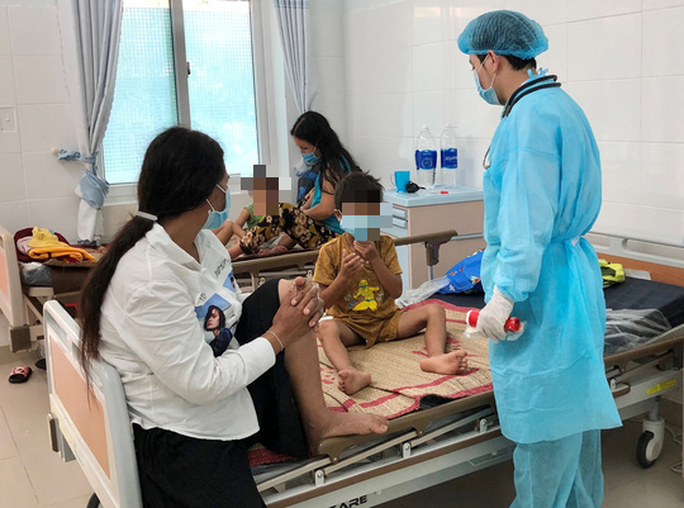  12 trẻ có dấu hiệu bệnh bạch hầu đang được điều trị tại Bệnh viện Sản - Nhi tỉnh Quảng Ngãi. Ảnh: T.Trực