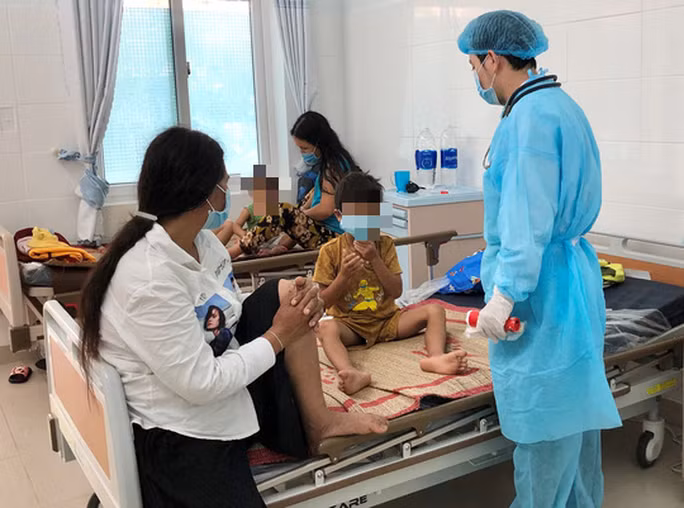  12 trẻ có dấu hiệu bệnh bạch hầu đang được điều trị tại Bệnh viện Sản - Nhi tỉnh Quảng Ngãi. Ảnh: T.Trực