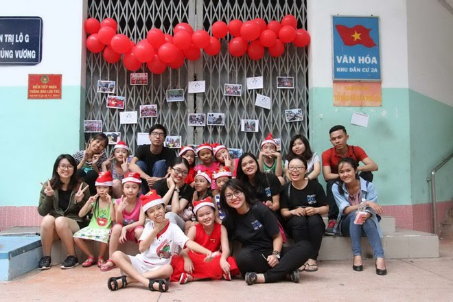 Chị Thanh Trúc (hàng đầu) tình nguyện dạy tiếng Anh cho trẻ có hoàn cảnh khó khăn - ảnh: NVCC Chị Thanh Trúc (hàng đầu) tình nguyện dạy tiếng Anh cho trẻ có hoàn cảnh khó khăn - ảnh: NVCC