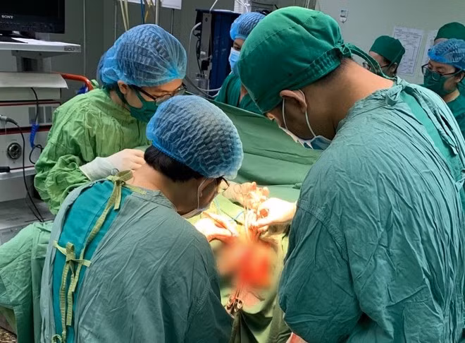 Các bác sĩ đã phẫu thuật cho nữ bệnh nhân ở Hậu Giang tự ý xông thuốc nhiều lần dẫn đến bỏng, loét nghiêm trọng ẢNH: ĐÌNH TUYỂN