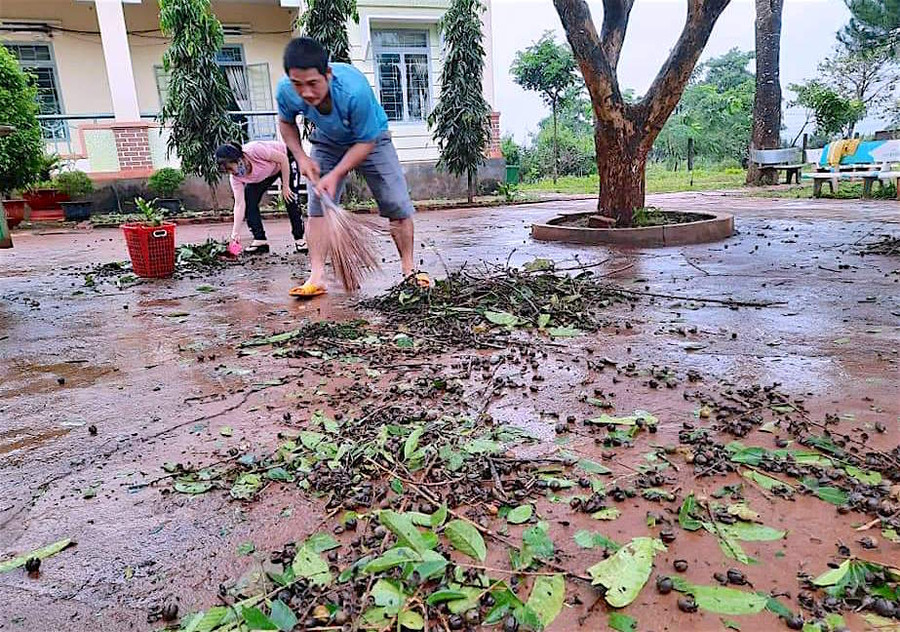 Giáo viên, nhân viên Trường Tiểu học và THCS Trần Hưng Đạo (huyện Chư Sê) quét dọn sân trường. Ảnh: Mộc Trà