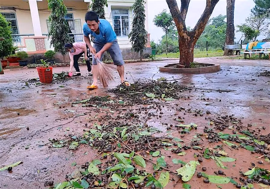 Giáo viên, nhân viên Trường Tiểu học và THCS Trần Hưng Đạo (huyện Chư Sê) quét dọn sân trường. Ảnh: Mộc Trà
