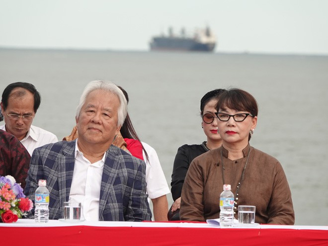 Vợ chồng ca sĩ Trịnh Vĩnh Trinh tại lễ khánh thành tượng nhạc sĩ Trịnh Công Sơn ở Quy Nhơn ẢNH: HOÀNG TRỌNG