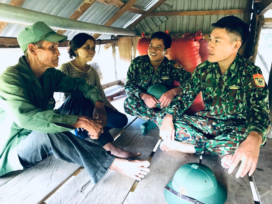 Bộ đội Biên phòng Đồn Ia O vừa gặt lúa giúp gia đình bà Siu Kioh (làng Bi) vừa tranh thủ tuyên truyền, vận động. Ảnh: Phương Dung