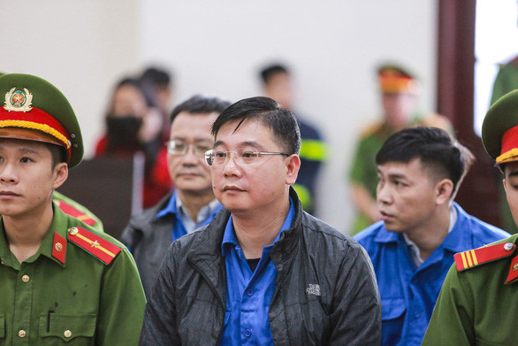 Bị cáo Khương Ngọc Chất (đeo kính) cùng hai đồng phạm tại phiên tòa phúc thẩm - Ảnh: GIANG LONG