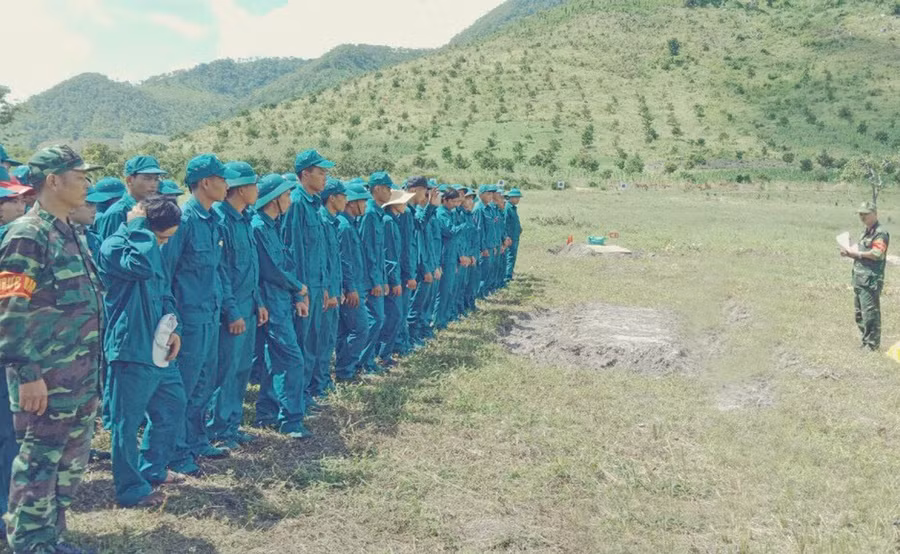 Lực lượng dân quân các xã Ia Mơr, Ia Piơr, Ia Lâu, Ia Ga, Ia Púch (huyện Chư Prông) huấn luyện bắn đạn thật. Ảnh: Anh Huy