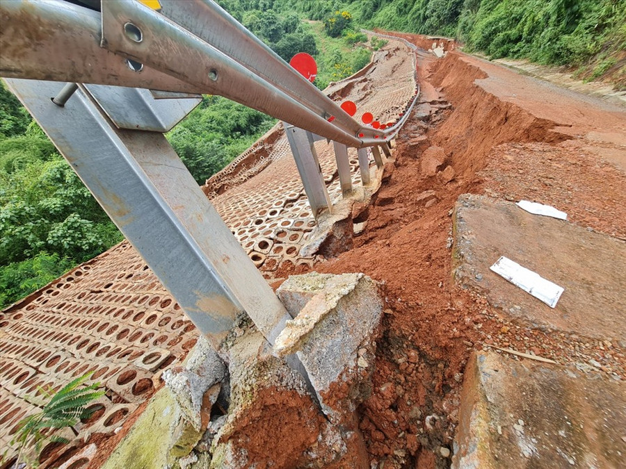 Đường giao thông trị giá gần 27 tỷ đồng vừa chậm bàn giao sử dụng vừa bị sụt lún nghiêm trọng. ẢNH: BẢO LÂM