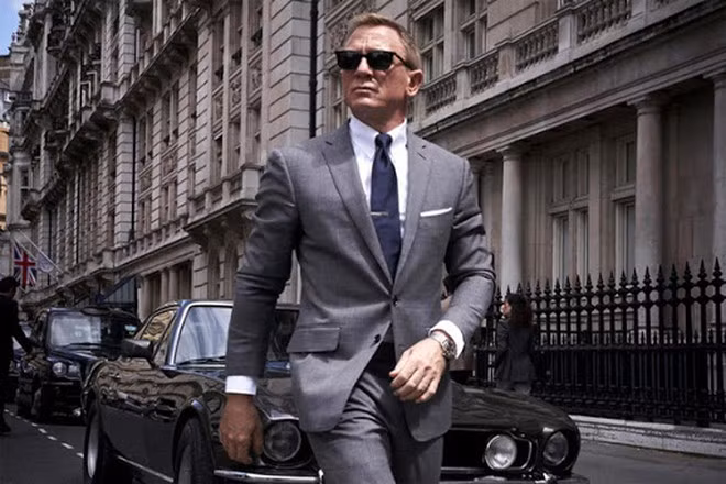 Tạo hình James Bond mạnh mẽ, lịch lãm của Daniel Craig.
