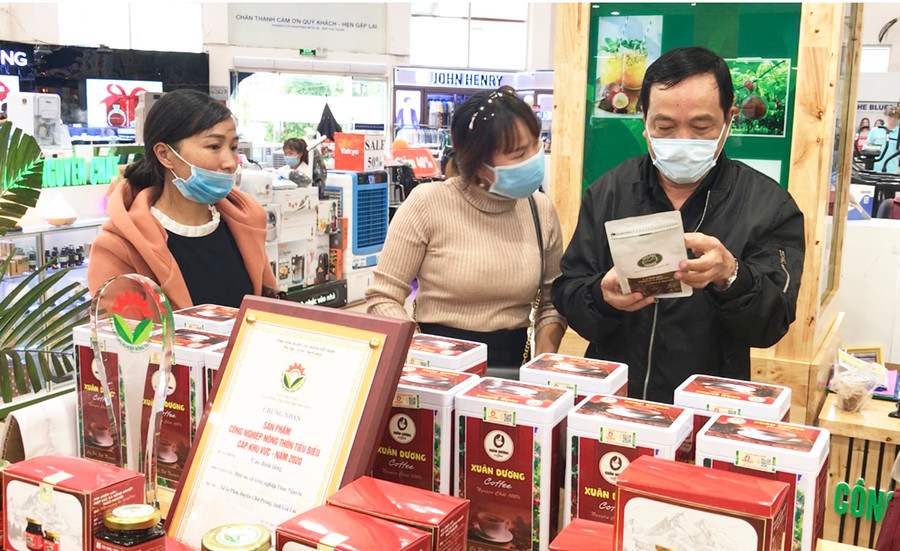 Hầu hết doanh nghiệp, cơ sở, HTX đều ứng dụng TMĐT trong hoạt động kinh doanh của mình. Ảnh: Vũ Thảo