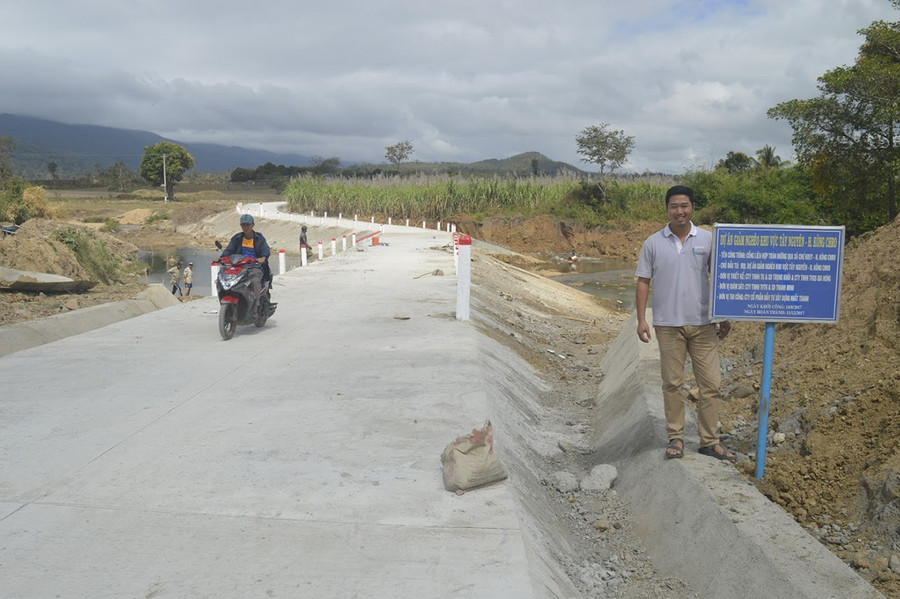  Đường đi vào xã Chư Krêy (huyện Kông Chro) được xây dựng khang trang, góp phần thúc đẩy kinh tế- xã hội phát triển. Ảnh: Đinh Yến