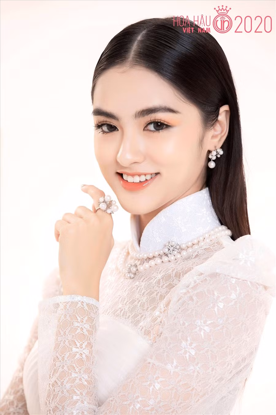 Nguyễn Hà My - Hoa khôi Đại học Ngoại Thương đã gây chú ý ngay từ những ngày đầu công bố thí sinh. Nhan sắc và thành tích “khủng” khiến nhiều người tin rằng Hà My sẽ lọt top cao trong cuọc thi năm nay. Ảnh: Lê Thiện Viễn.