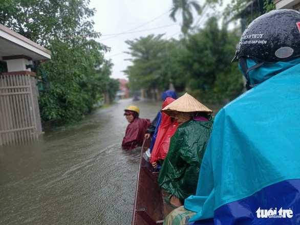 Thuyền là phương tiện đi lại duy nhất trong thôn lúc này - Ảnh: VĂN ĐỊNH