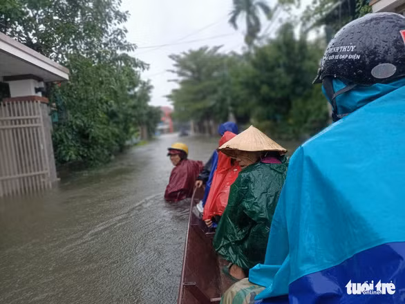 Thuyền là phương tiện đi lại duy nhất trong thôn lúc này - Ảnh: VĂN ĐỊNH