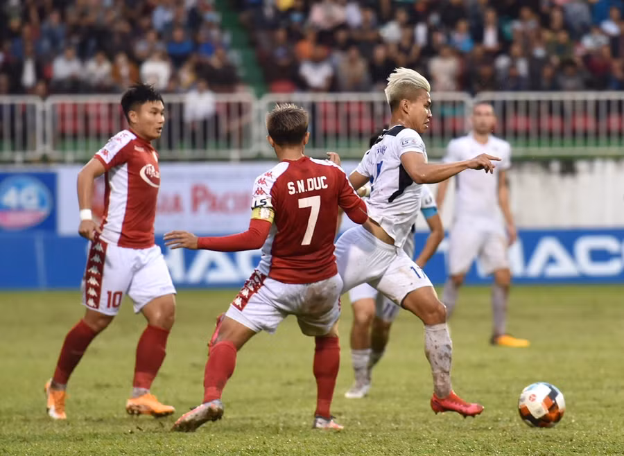 TP. Hồ Chí Minh đã phải nhận thất bại nặng nề tại sân Pleiku. Ảnh: Văn Ngọc