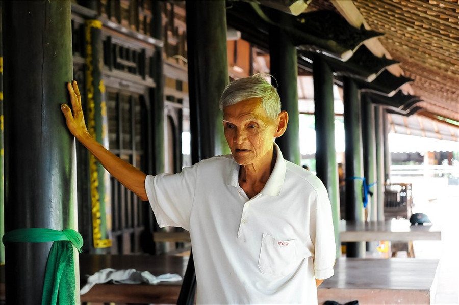  Cụ Tồn là cháu đời thứ tư của cụ Lê Văn Nhẫn (Cả Nhẫn) - người xây cất ngôi nhà này. Ngôi nhà độc đáo trên có 6 thế hệ đã từng ở.