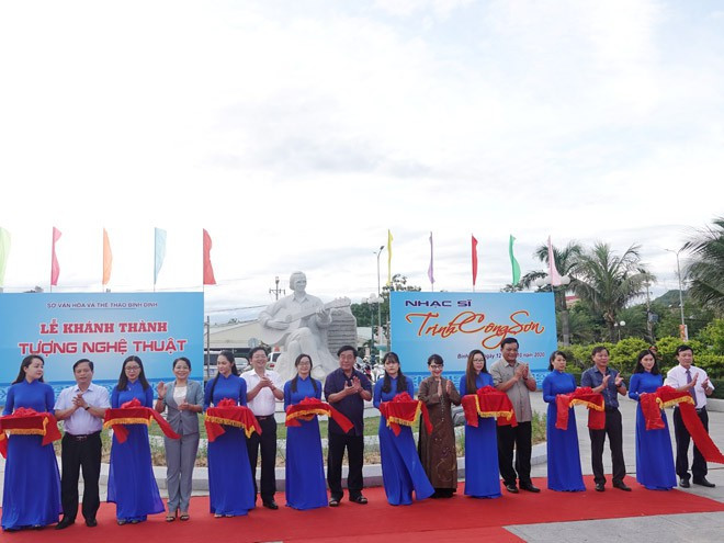 Cắt băng khánh thành công trình tượng nghệ thuật nhạc sĩ Trịnh Công Sơn vào chiều 12.10