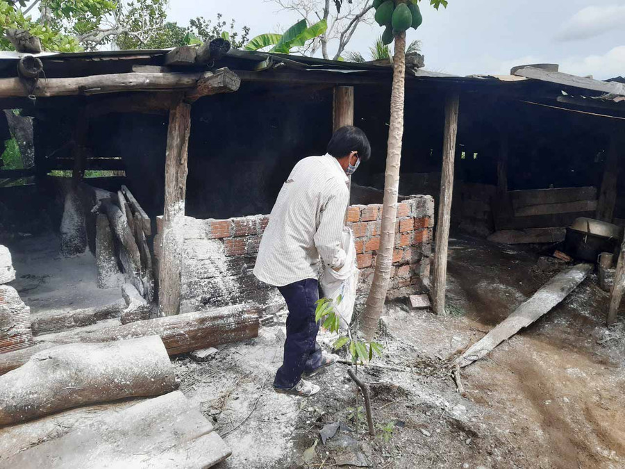Xử lý hóa chất trước khi đưa đi tiêu hủy đàn lợn dương tính với dịch tả Châu phi hộ ông Văn Tiến Hải thôn Bình Hòa, xã Chư Răng. Ảnh: Mai Linh