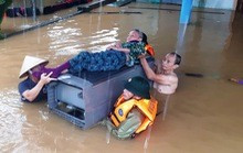 Lực lượng chức năng cứu hộ người dân đến nơi an toàn