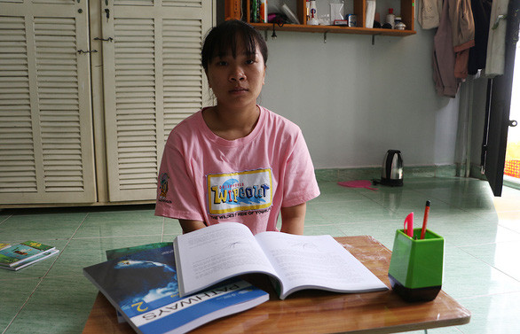 Nguyễn Thị Ái Diệu ngậm ngùi chia sẻ về hoàn cảnh gia đình và ước mơ được học - Ảnh: BÌNH MINH