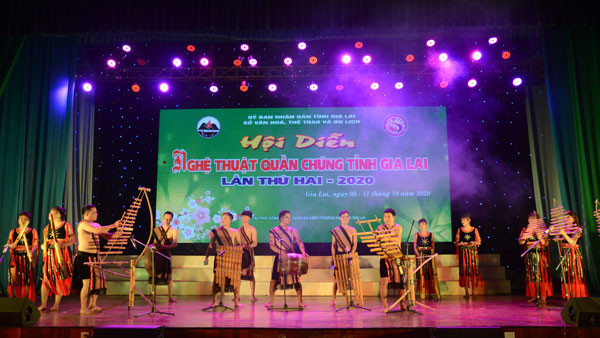 Tiết mục biểu diễn nhạc cụ dân tộc "Rừng thiêng đại ngàn" của đoànnNghệ thuật quần chúng huyện Chư Sê. Ảnh: Phương Linh Tiết mục biểu diễn nhạc cụ dân tộc Rừng thiêng đại ngàn của đoàn Nghệ thuật quần chúng huyện Chư Sê. Ảnh: Phương Linh