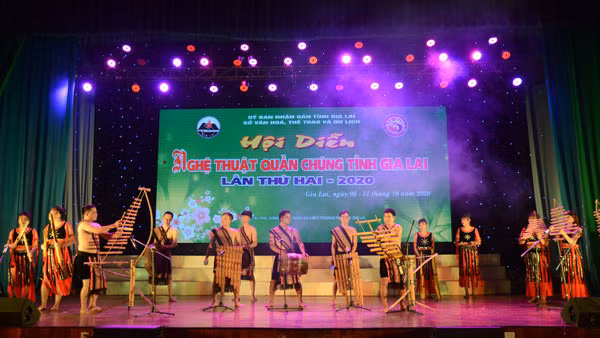 Tiết mục biểu diễn nhạc cụ dân tộc Rừng thiêng đại ngàn của đoàn Nghệ thuật quần chúng huyện Chư Sê. Ảnh: Phương Linh