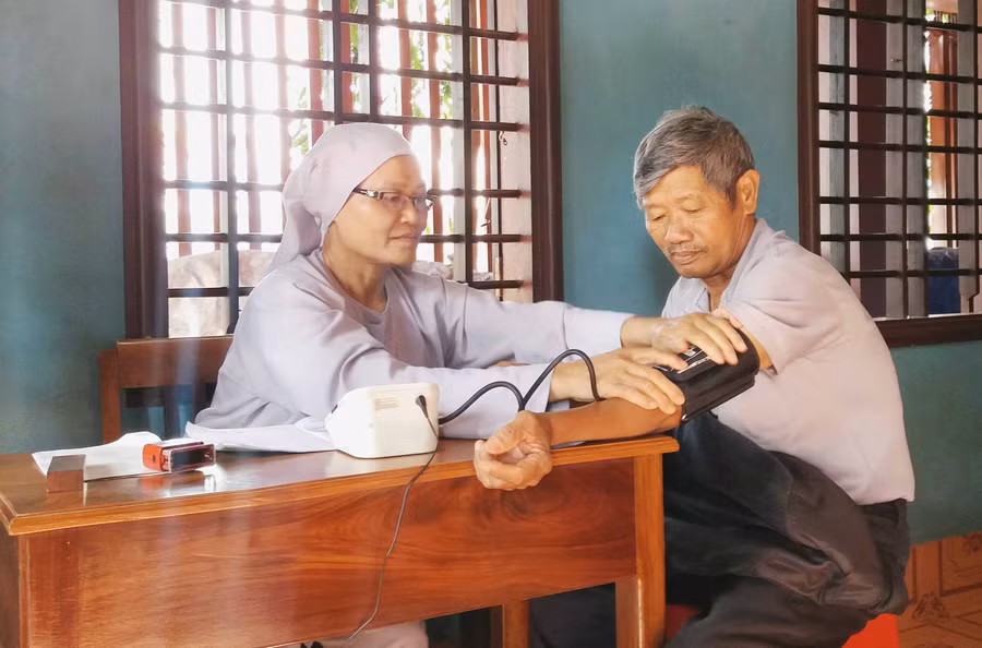 Khám-chữa bệnh từ thiện bằng y học cổ truyền tại Tuệ Tĩnh đường-chùa Bảo Sơn (TP. Pleiku). Ảnh: Như Nguyện 