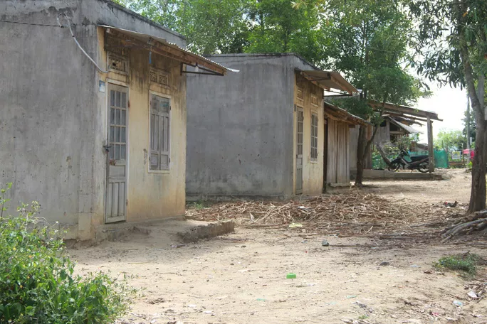 Thiếu kế sinh nhai, nhiều người bỏ hoang nhà tái định cư để về nhà cũ. Ảnh: CAO NGUYÊN