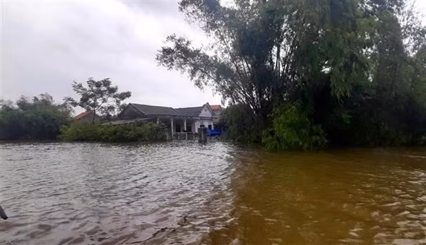 Nhiều ngôi nhà ở Thừa Thiên-Huế bị ngập sâu. (Ảnh: Tường Vi/TTXVN)