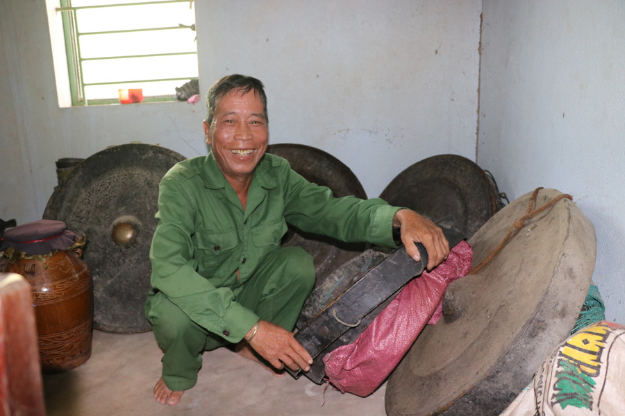 Ông Đinh Các (làng Bờ-Chư Pâu, xã Kông Lơng Khơng, huyện Kbang) bên những bộ cồng chêng. Ảnh: Ngọc Minh