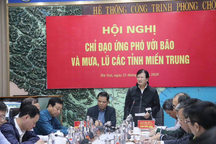 Phó Thủ tướng Chính phủ Trịnh Đình Dũng chủ trì Hội nghị chỉ đạo ứng phó với bão số 8 và mưa lũ ở miền Trung.  Phó Thủ tướng Chính phủ Trịnh Đình Dũng chủ trì Hội nghị chỉ đạo ứng phó với bão số 8 và mưa lũ ở miền Trung.
