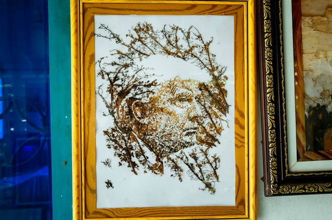 Chân dung Tổng thống Donald Trump được ông Bảy Nghĩa khắc họa bằng chất liệu gân sen và bụi sen độc đáo - ẢNH: DUY TÂN