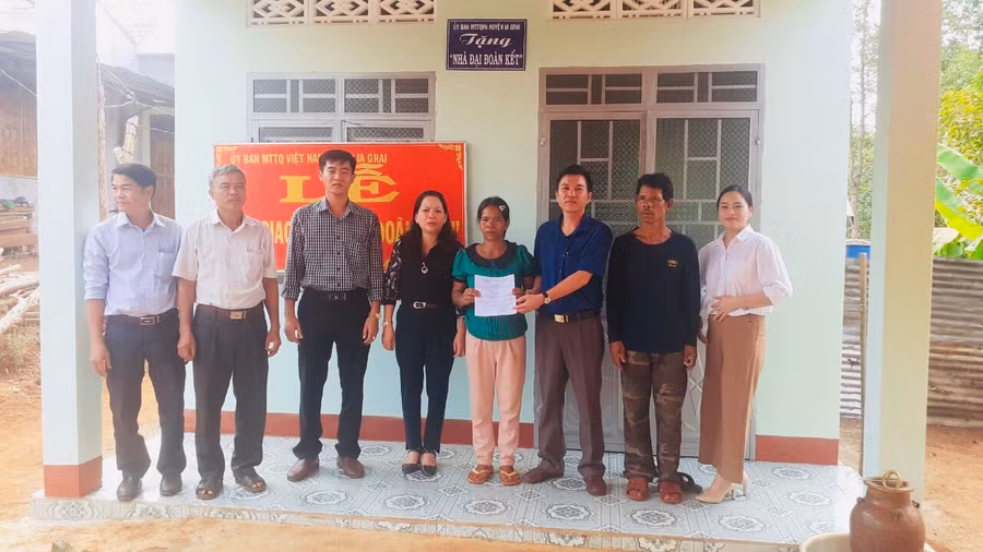 Hội LHPN huyện Ia Grai phối hợp tặng nhà cho bà Rơ Mah Pyinh (làng Del, xã Ia Tô). Ảnh: Phan Lài 