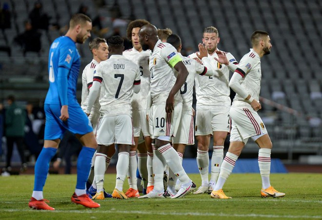 Tuyển Bỉ (áo trắng) vẫn giữ ngôi số 1 thế giới AFP