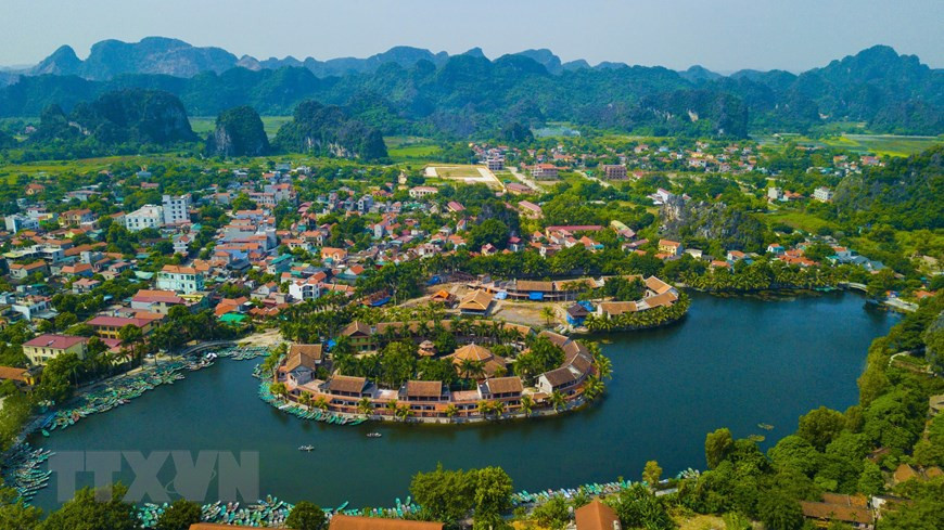 Hành trình khám phá Tam Cốc được bắt đầu từ bến thuyền Đình Các, dọc dòng sông ngắm nhìn những dải núi đá kỳ thú. (Ảnh: Minh Đức/TTXVN) Hành trình khám phá Tam Cốc được bắt đầu từ bến thuyền Đình Các, dọc dòng sông ngắm nhìn những dải núi đá kỳ thú. (Ảnh: Minh Đức/TTXVN)