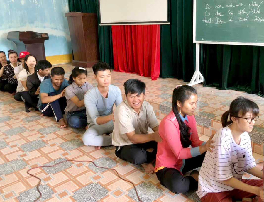 Các học viên là người mù được giảng viên hướng dẫn cụ thể, thực hành các phương pháp xoa bóp- bấm huyệt tại lớp học. Ảnh: Như Nguyện