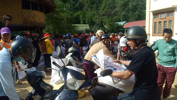 Gạo cứu đói tiếp tế cho dân vùng lũ trước bão số 9 ảnh 1 Người dân huyện Tây Giang nhận gạo cứu đói từ Cục Dự trữ nhà nước khu vực Đà Nẵng.