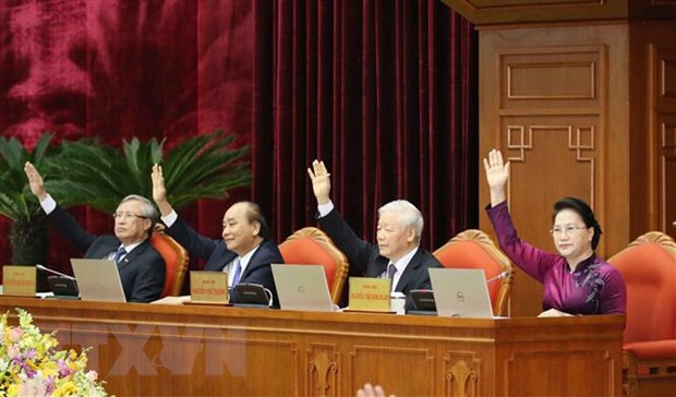 Các đồng chí lãnh đạo Đảng, Nhà nước biểu quyết thông qua Nghị quyết Hội nghị. (Ảnh: Phương Hoa/TTXVN) Các đồng chí lãnh đạo Đảng, Nhà nước biểu quyết thông qua Nghị quyết Hội nghị. (Ảnh: Phương Hoa/TTXVN)