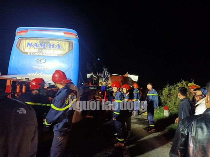 Cảnh sát PCCC và CHCN tiếp cận hiện trường vụ tai nạn Cảnh sát PCCC và CHCN tiếp cận hiện trường vụ tai nạn