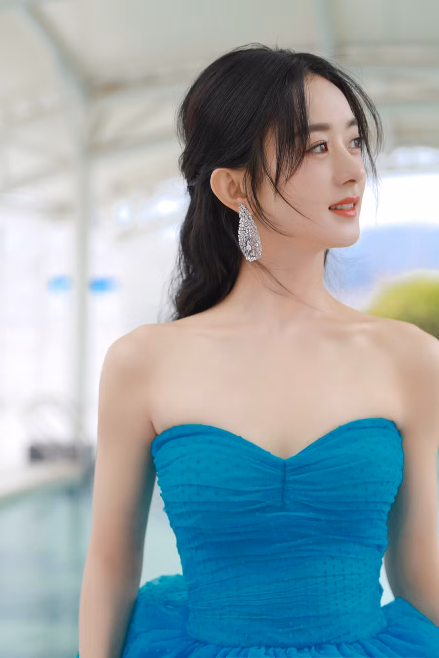 Triệu Lệ Dĩnh quyến rũ hút mắt tại sự kiện trao giải Kim Ưng 2020.