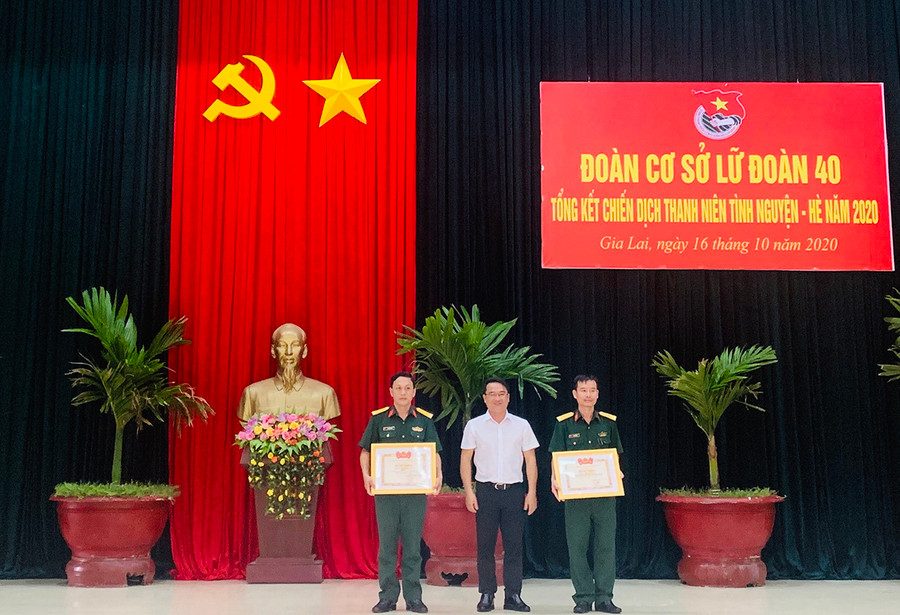  Anh Đỗ Duy Nam-Phó Bí thư Tỉnh Đoàn, Chỉ huy trưởng Chiến dịch Thanh niên tình nguyện hè năm 2020 tặng bằng khen của Ban Chấp hành Trung ương Đoàn cho tập thể, cá nhân tiêu biểu trong chiến dịch Hành quân xanh năm 2020. Ảnh: Phan Lài