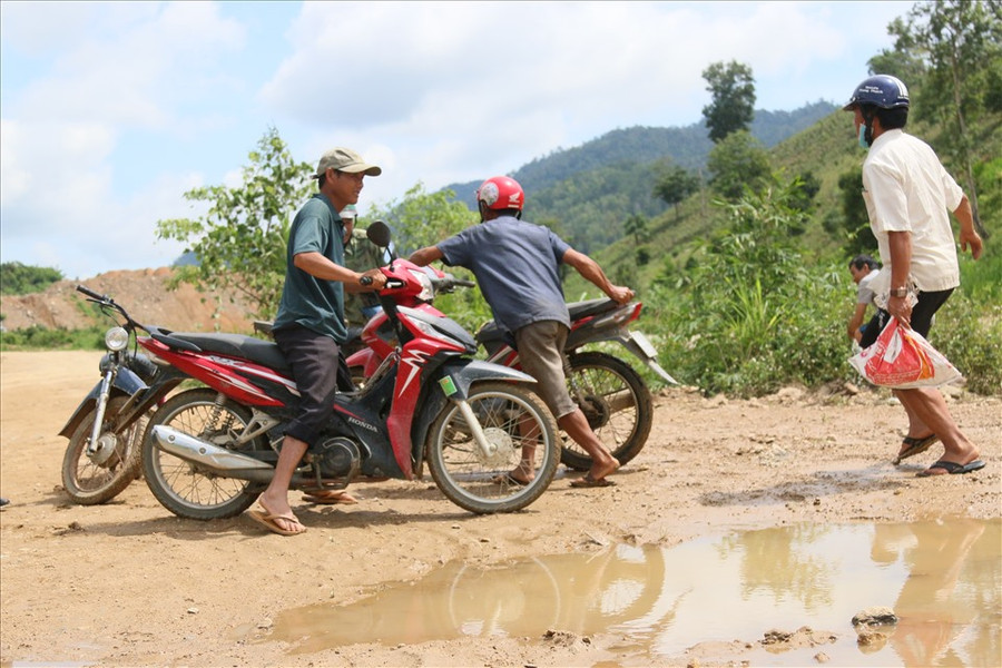 Giao thông trong vùng lòng hồ vẫn đang bị chia cắt nghiêm trọng. Ảnh B.T