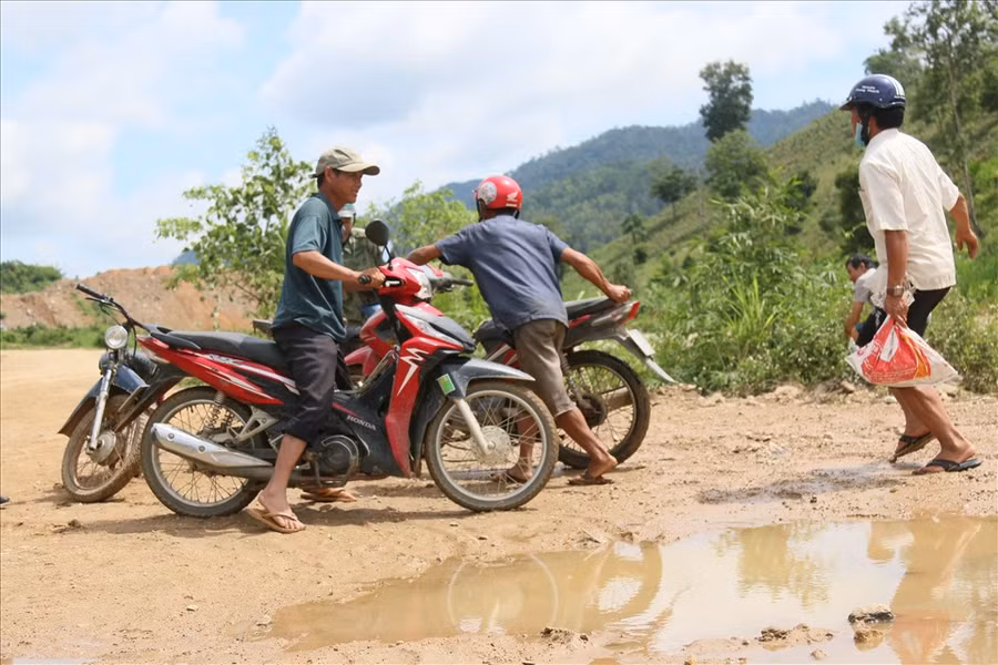 Giao thông trong vùng lòng hồ vẫn đang bị chia cắt nghiêm trọng. Ảnh B.T